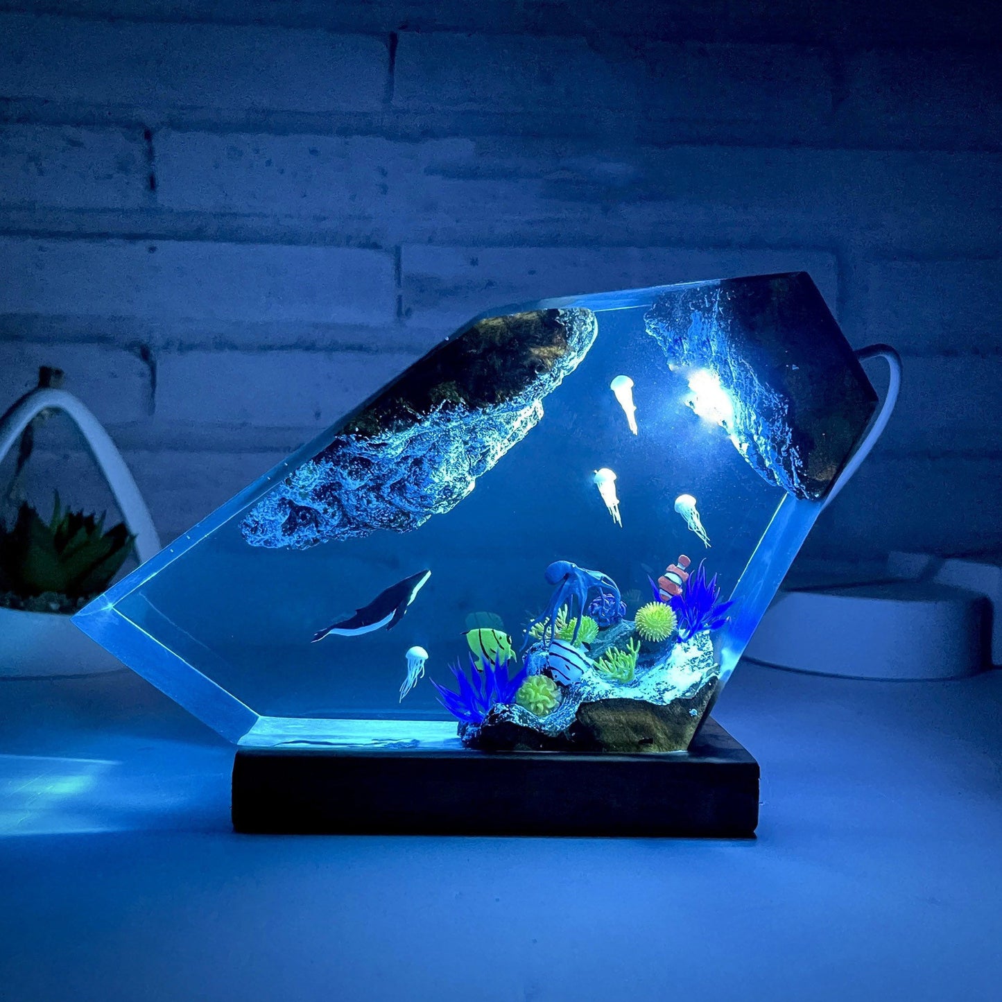 Humpback Whale & Jellyfish Resin Night Light: Ocean-Themed Epoxy Lamp