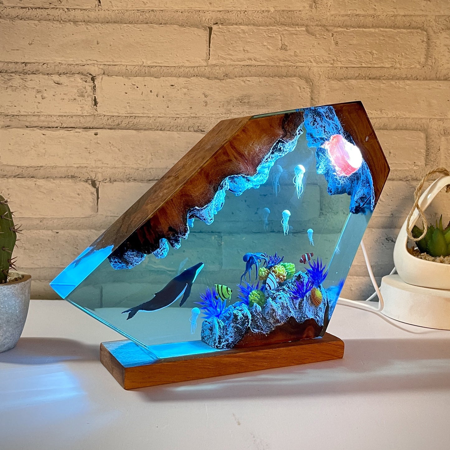 Humpback Whale & Jellyfish Resin Night Light: Ocean-Themed Epoxy Lamp